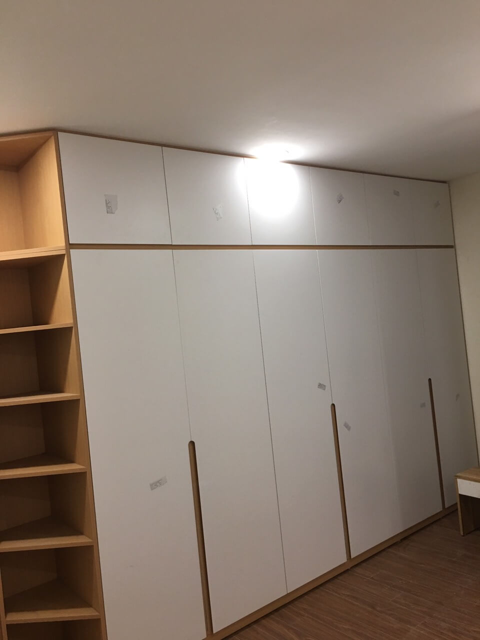 Tủ áo chung cư có ngăn phụ bên hông, chiều cao kịch trần tận dụng tối đa chiều cao phòng, tận dụng không gian triệt để Mẫu nội thất chung cư đẹp