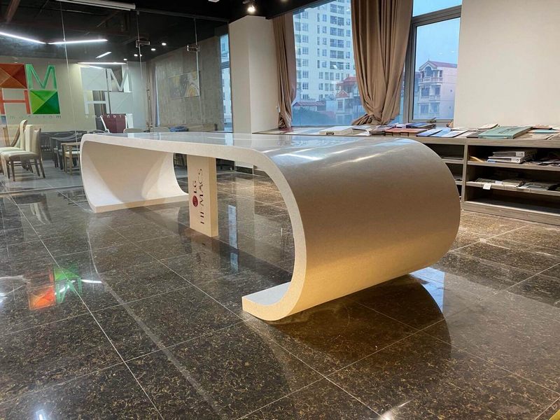 Bàn họp văn phòng thiết kế uốn cong độc đáo tạo không gian mới mẻ cho công ty