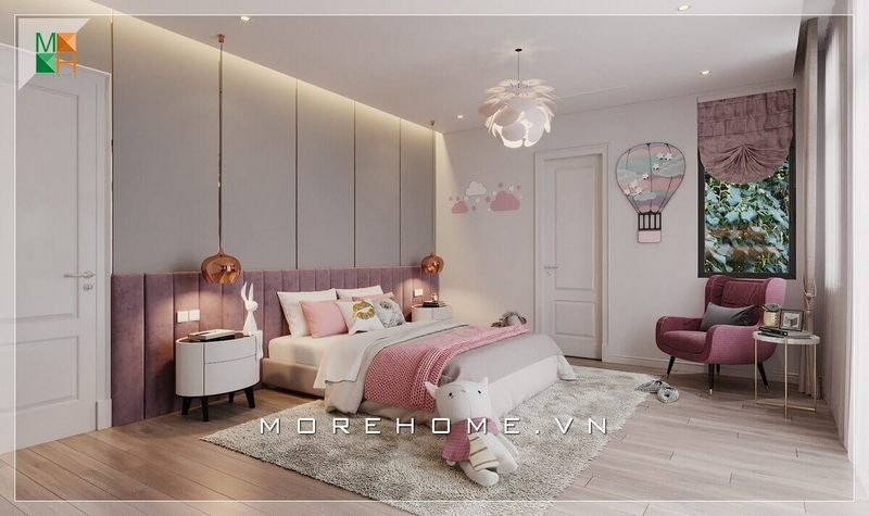 Mẫu phòng ngủ với giường ngủ bệt bọc nệm cao cấp, kèm tap đầu giường và đèn thả trần thiết kế độc đáo, mang đến nét đẹp tân cổ điển lạ mắt cho không gian căn phòng